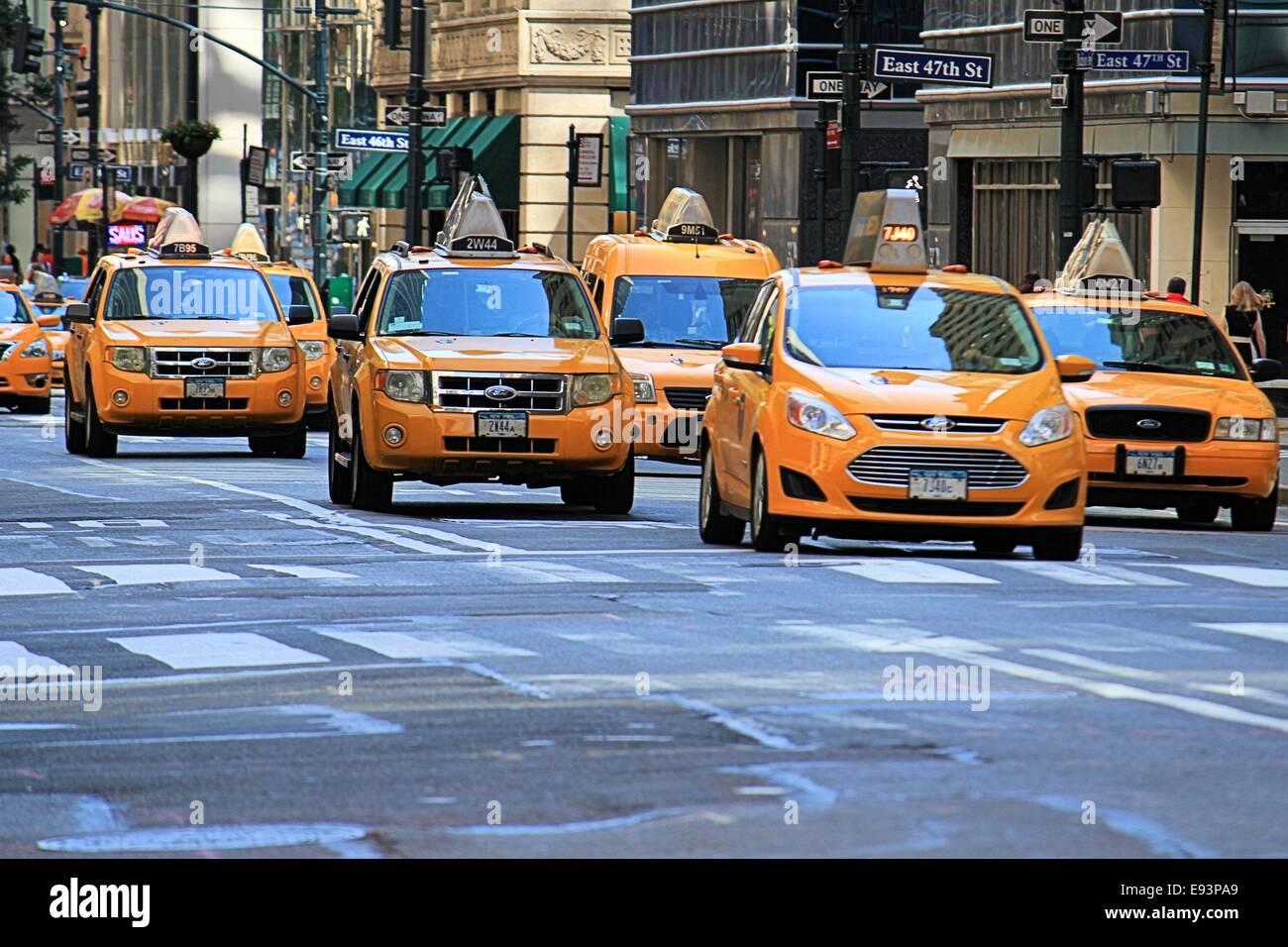 Les taxis jaunes dans la rue à Manhattan, New York City, USA Banque D'Images