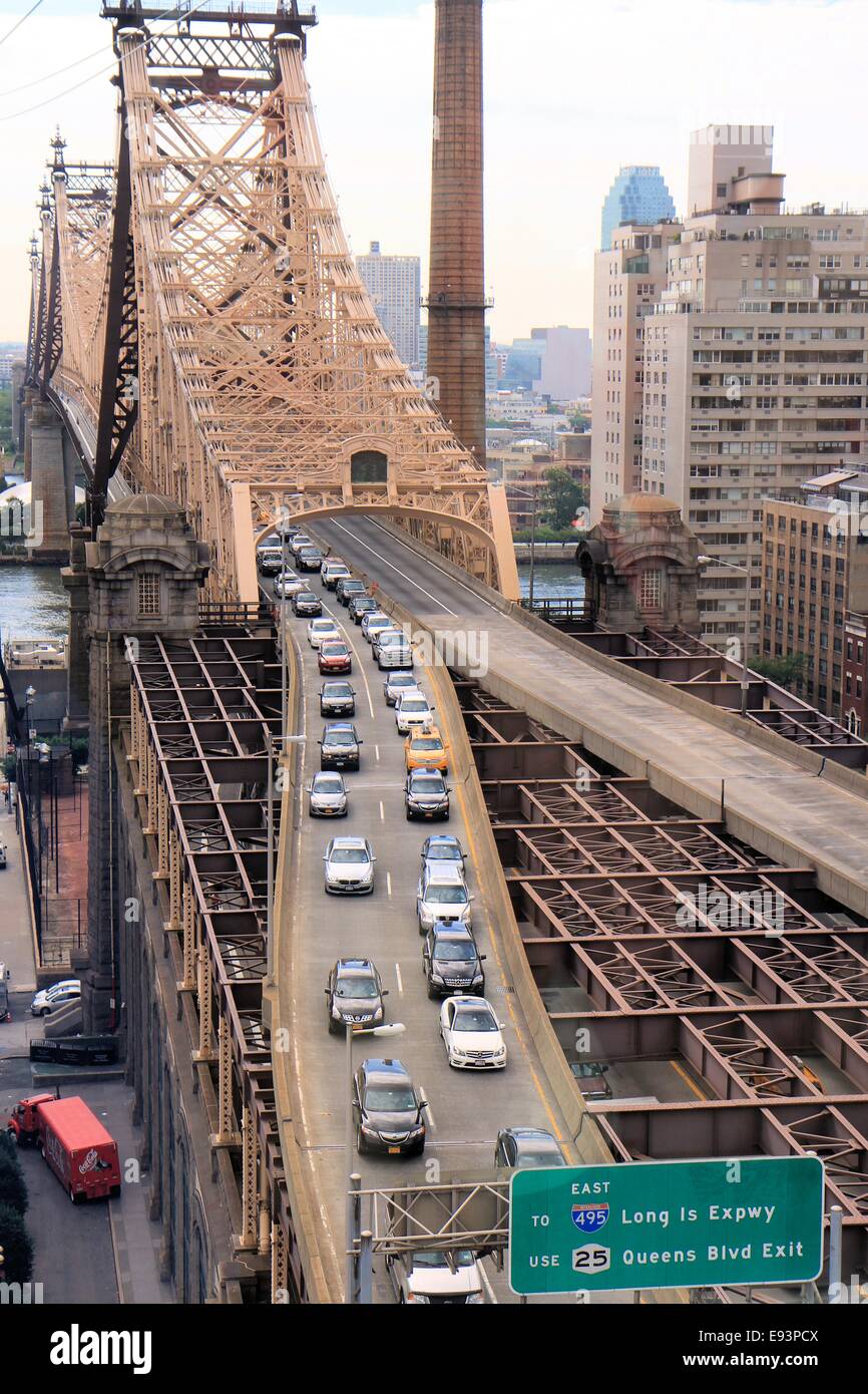 La circulation le Queensboro Bridge, New York City, USA Banque D'Images