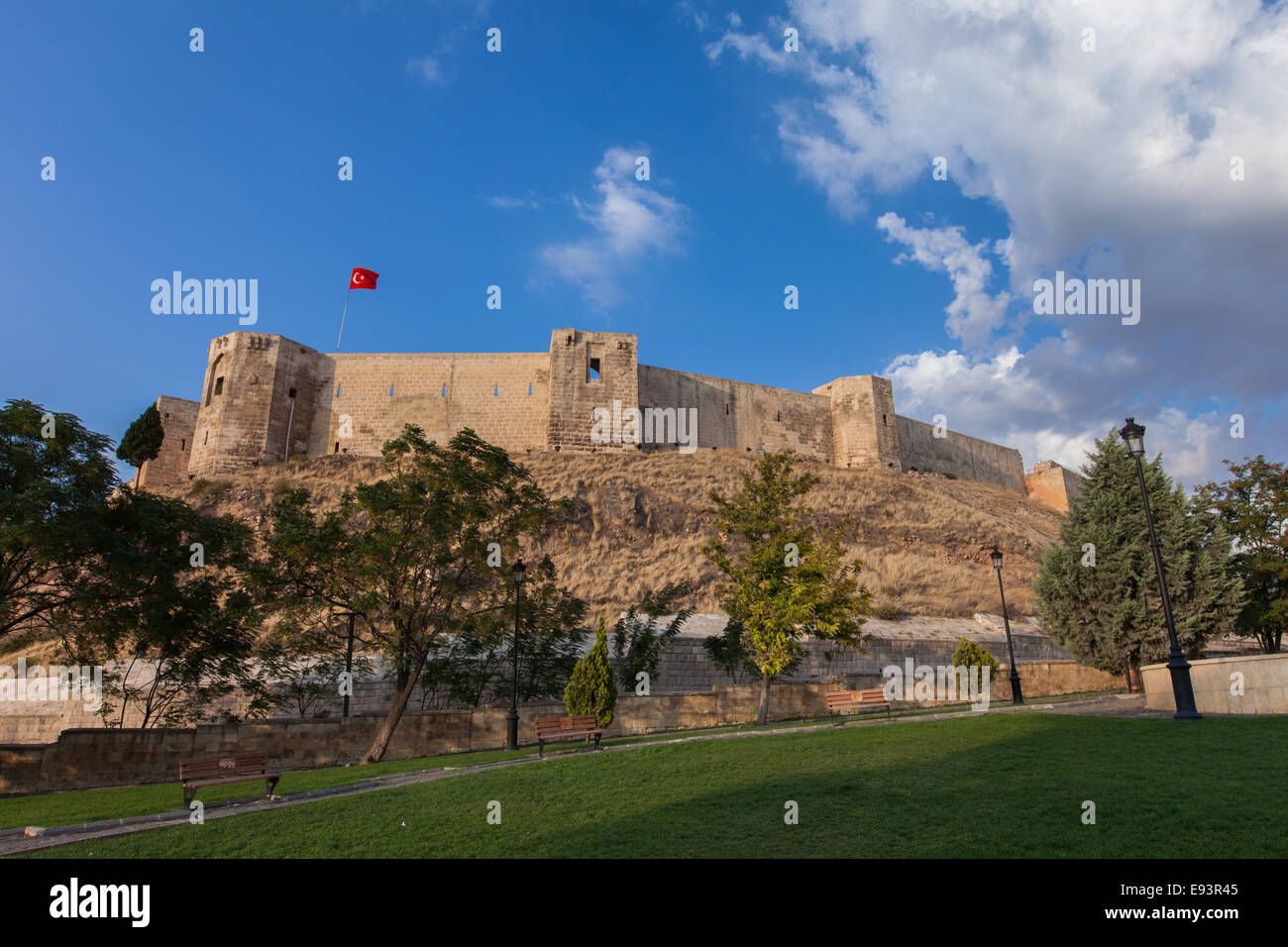 Le château (Kale) de Gaziantep, le monument le plus célèbre de la ville, au coucher du soleil sous un ciel bleu. Le sud-est de l'Anatolie, Turquie. Banque D'Images