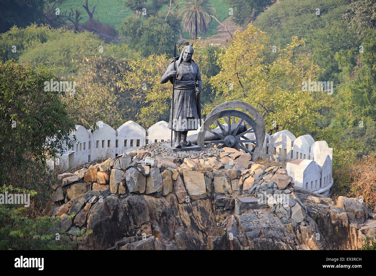 Statue de soldat holding spear debout près de Cannon sur la colline près de Pratap Smarak, Udaipur, Rajasthan, Inde, Asie Banque D'Images