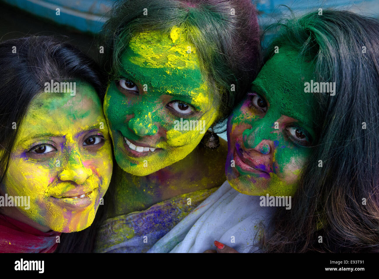 Trois amis célébrer holi festival, Kolkata, West Bengal, India Banque D'Images