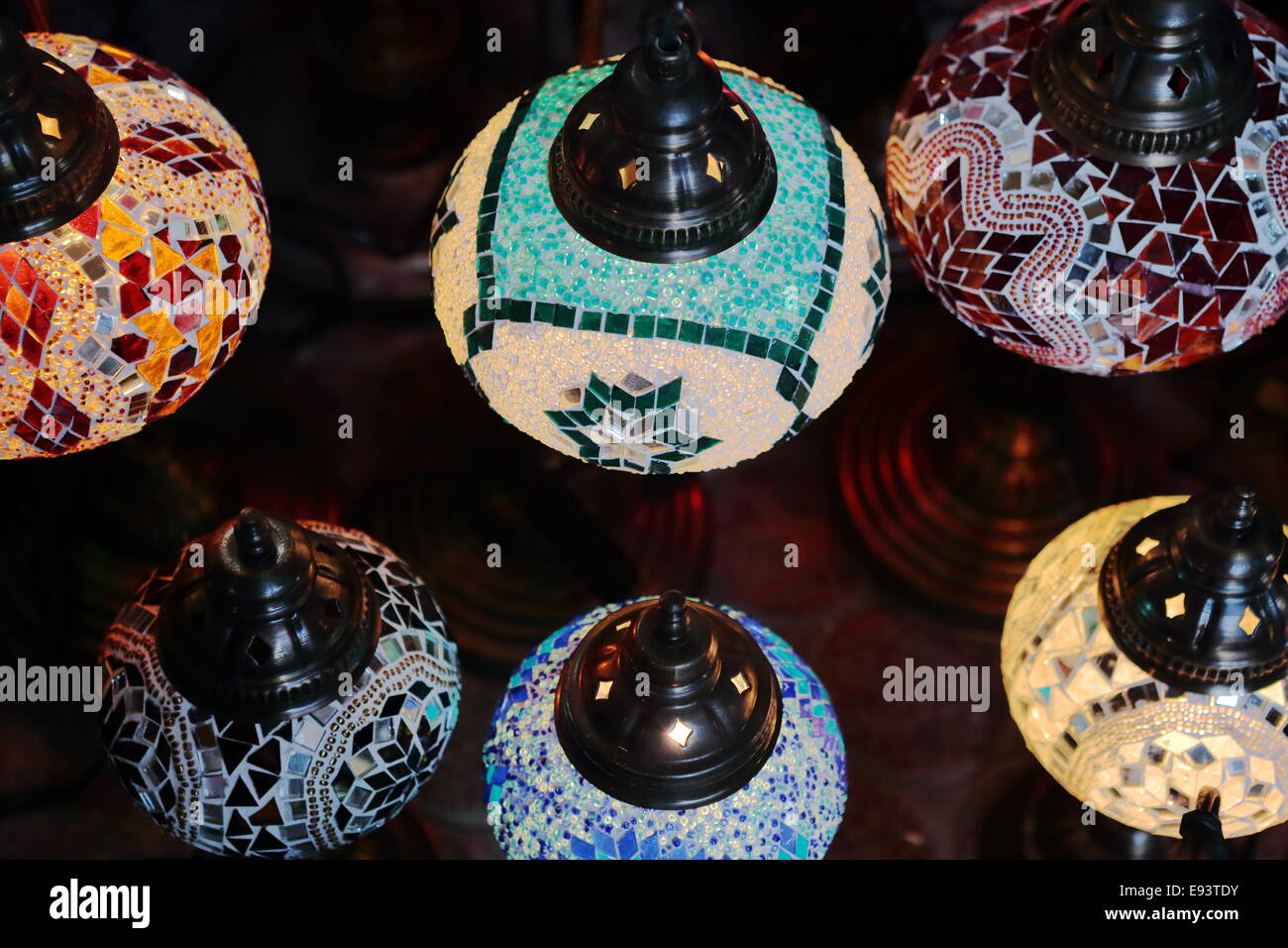 Les lampes colorées dans le souk aux épices de Dubaï Banque D'Images