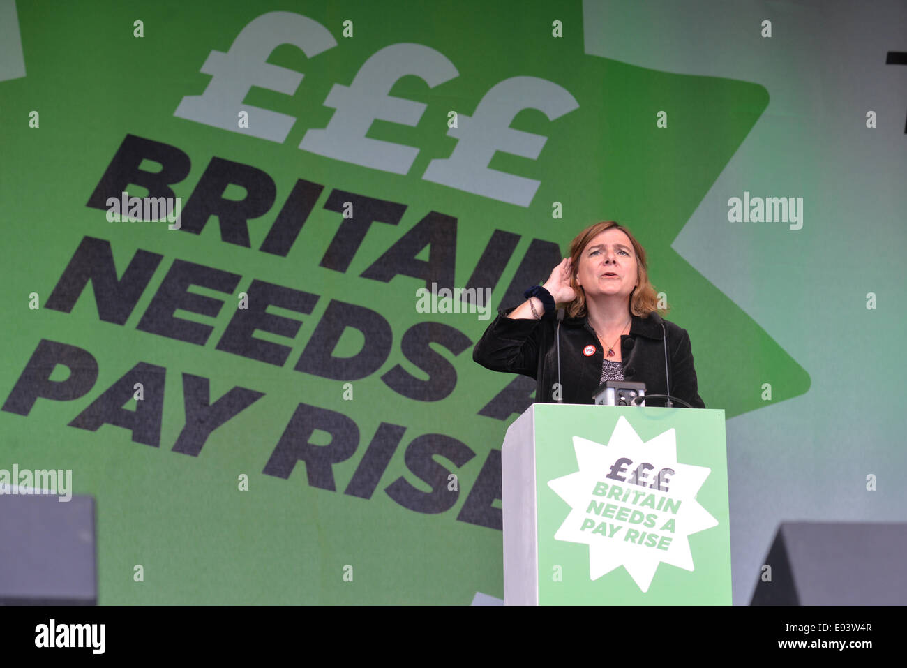 Londres, Royaume-Uni. 18 Oct, 2014. Sally Hunt, Secrétaire général de l'université et de collège, l'Union européenne traite de la Grande-Bretagne du TUC a besoin d'une augmentation de salaire rassemblement à Hyde Park. Credit : Voir Li/Alamy Live News Banque D'Images