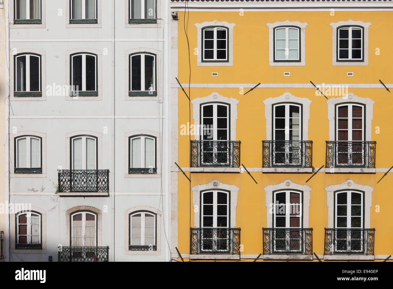 Rangées de maisons traditionnelles avec des façades blanches et jaunes à Lisbonne, Portugal. Banque D'Images