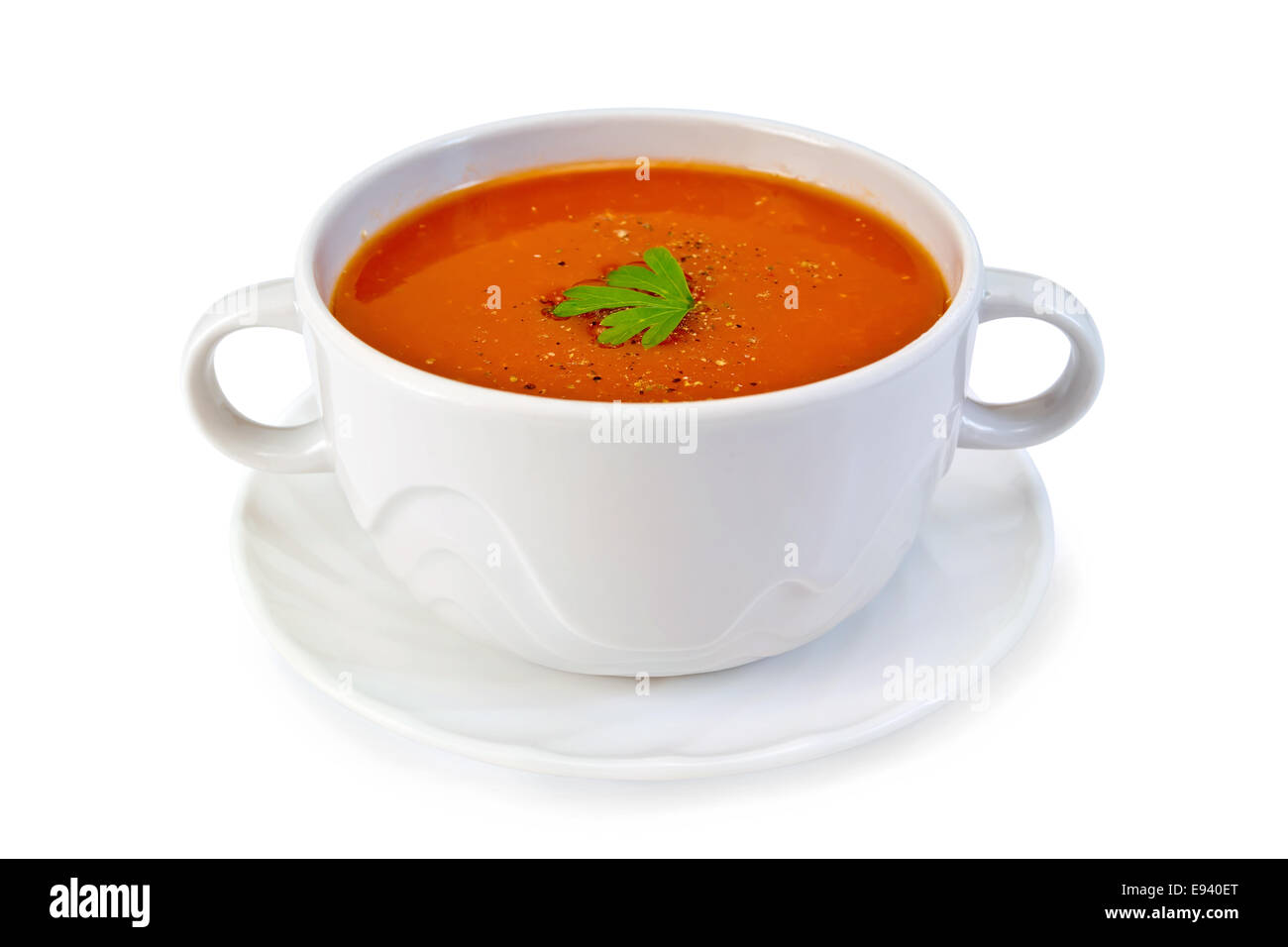 Soupe de tomate dans un bol blanc de persil sur un plateau isolé sur fond blanc Banque D'Images