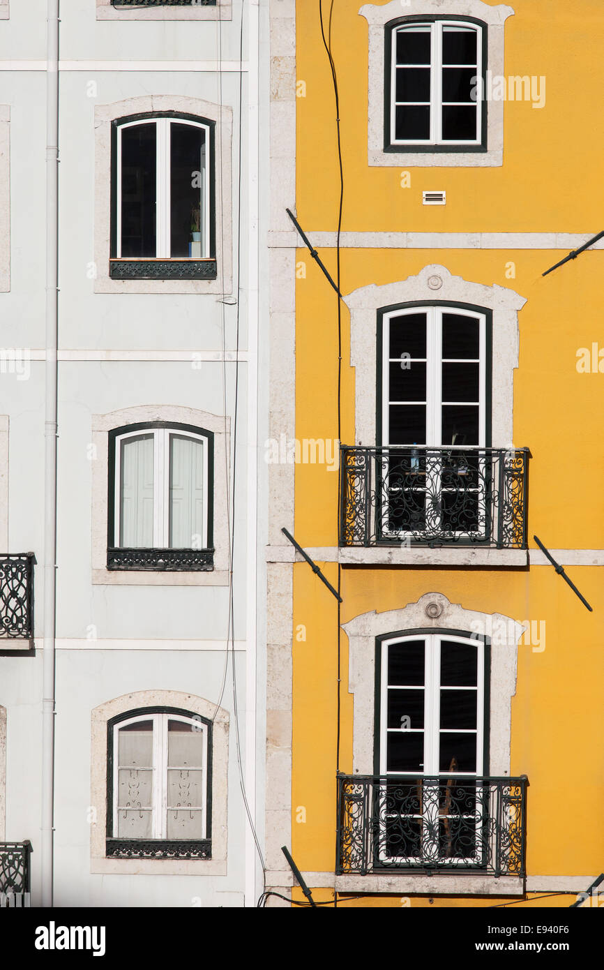 Gros plan sur la ligne traditionnelle des maisons avec des façades blanches et jaunes à Lisbonne, Portugal. Banque D'Images
