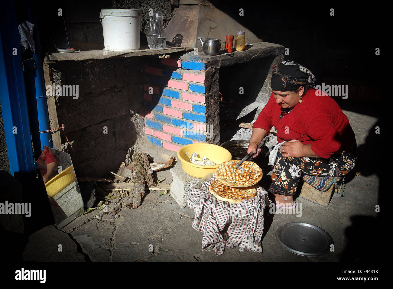 Province de Mazandaran, Iran. 18 Oct, 2014. Cuisson du pain dans un petit village de province de Mazandaran, le nord de l'Iran, le 18 octobre 2014. © Xinhua/Alamy Live News Banque D'Images