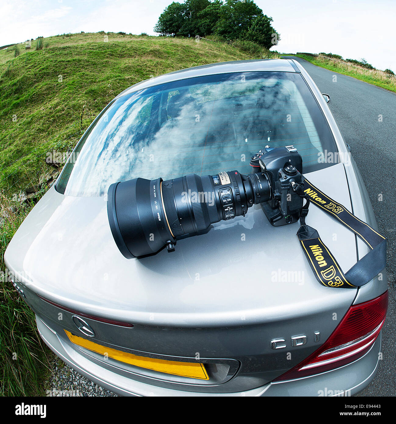 Appareil photo Nikon sur la route. Banque D'Images