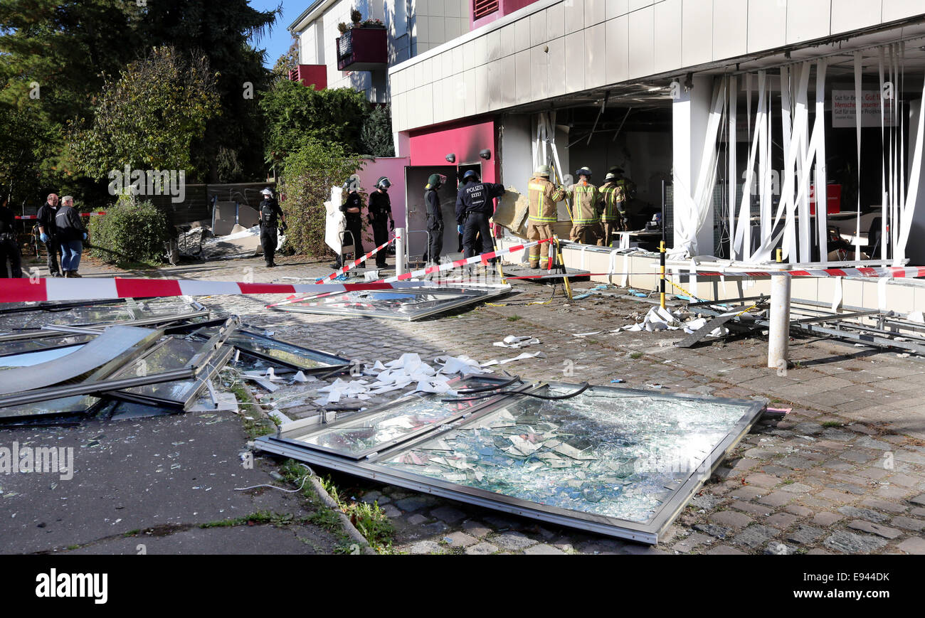 Berlin, Allemagne. 10 Oct, 2014. Rechercher des traces des policiers et pompiers nettoyer en face d'une direction générale de la Sparkasse à Berlin, Allemagne, 10 octobre 2014. L'Inconnu a déclenché une exploison dans la branche et effacé plusieurs casiers. Photo : Wolfgang Kumm/dpa/Alamy Live News Banque D'Images