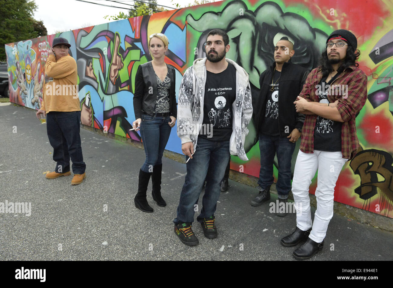 Madison, New York, USA. 18 Oct, 2014. MANUEL ADOLFO Villalobos, à l'extrême droite, membre fondateur de l'autre côté d'un groupe de Hip-Hop de l'obscurité (A.S.O.D.), est avec les autres membres du groupe et d'autres, à l'art de plein air, Wallgraffiti pendant l'espace d'Art Studio 5404 vernissage de art show du côté de la rue. L'exposition comportait de nouvelles œuvres par l'émergence et de la relève et des artistes locaux de New York. Studio 5404 est sur la rive sud de Long Island. Credit : Ann Parry/ZUMA/Alamy Fil Live News Banque D'Images