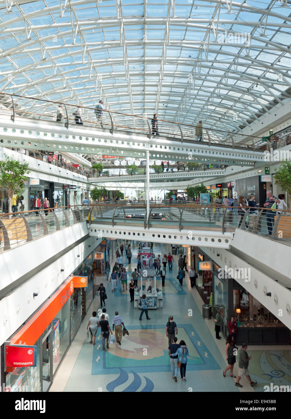 Intérieur de la modern centre commercial Vasco da Gama, Lisbonne, Portugal Banque D'Images