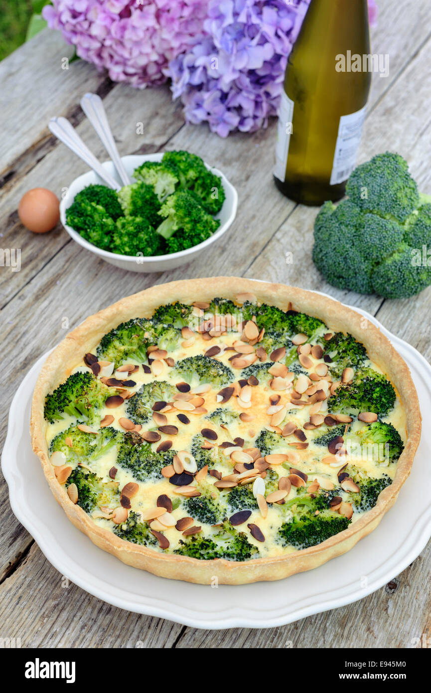 Le brocoli et fromage de chèvre quiche Banque D'Images Le brocoli et fromage de chèvre quiche Banque D'Images