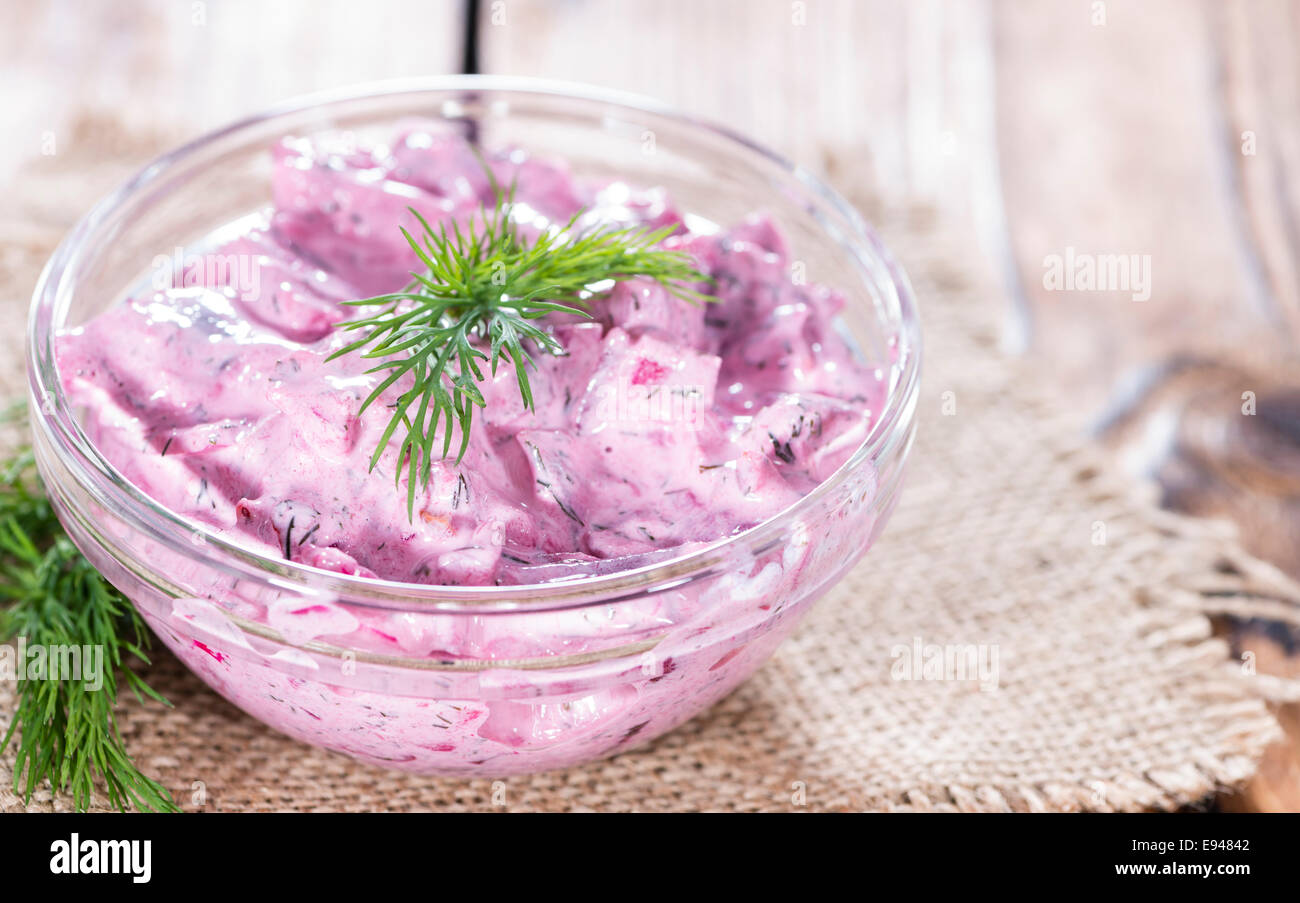 Partie de la maison Salade de harengs (avec betterave) sur fond de bois Banque D'Images