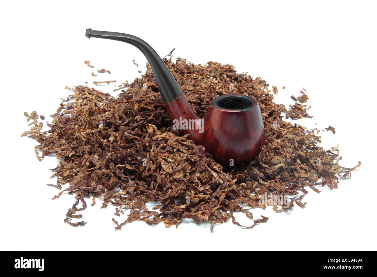 Pipe en bois et le tabac isolé sur fond blanc Banque D'Images