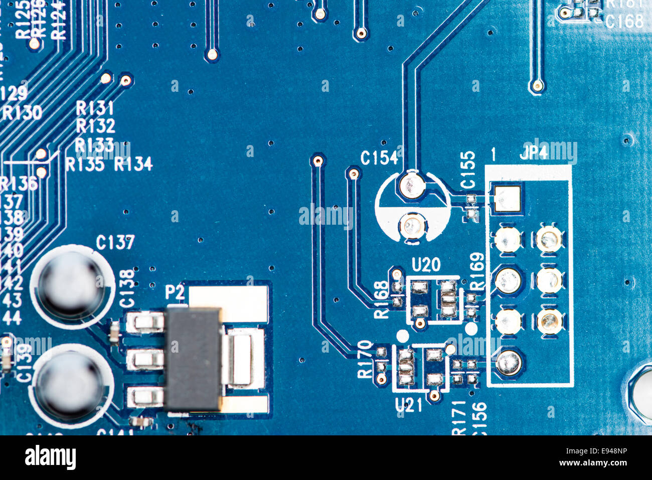 Jetons sur un PCB bleu (gros plan détaillé) Banque D'Images