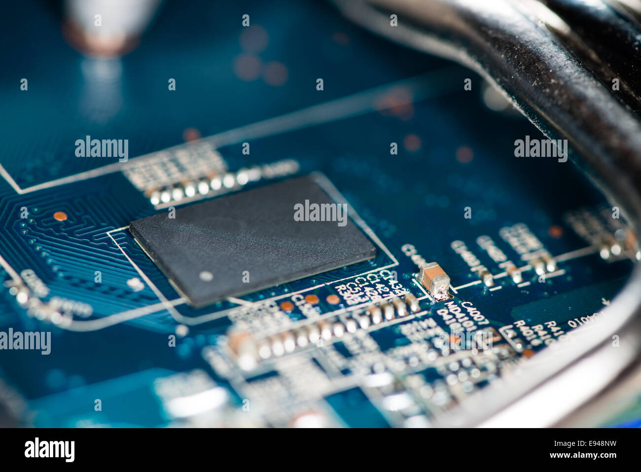 Jetons sur un PCB bleu (gros plan détaillé) Banque D'Images