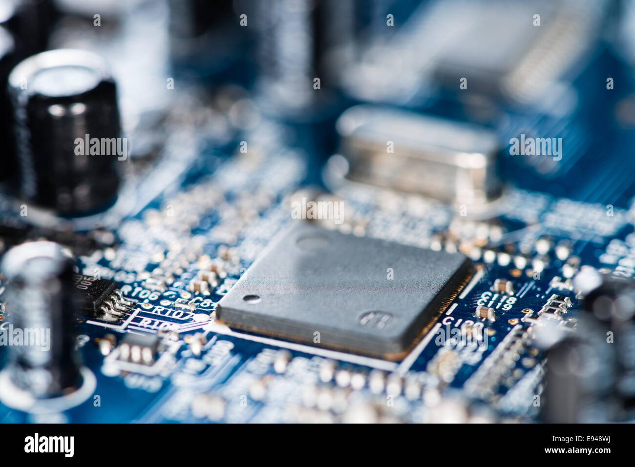 Jetons sur un PCB bleu (gros plan détaillé) Banque D'Images