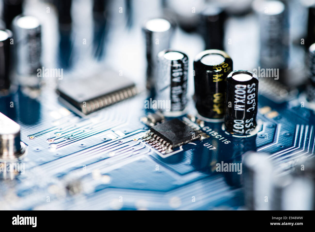 Jetons sur un PCB bleu (gros plan détaillé) Banque D'Images