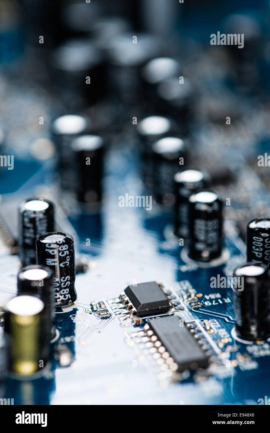 Jetons sur un PCB bleu (gros plan détaillé) Banque D'Images