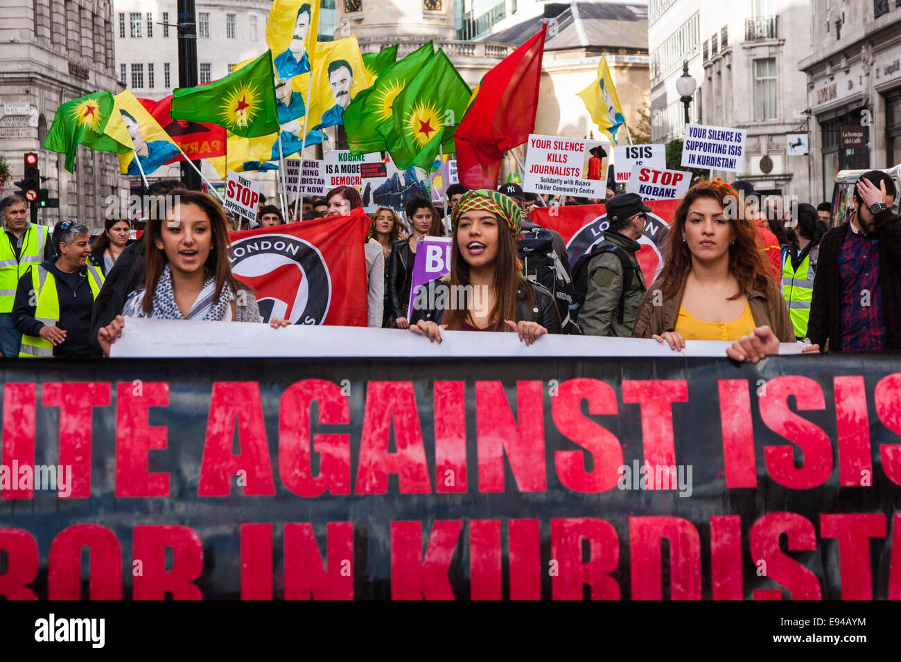 Londres, Royaume-Uni. 19 Oct, 2014. Des centaines de kurdes de Londres mars communauté throgh la capitale pour protester contre l'ISIS et le gouvernement turc qui ils accusent, en ne s'impliquant dans une action militaire contre l'ISIS, d'utiliser les jihadistes pour éliminer les Kurdes qui ont longtemps fait campagne pour un Kurdistan indépendant. Sur la photo : manifestants le long de Regents Street. Crédit : Paul Davey/Alamy Live News Banque D'Images