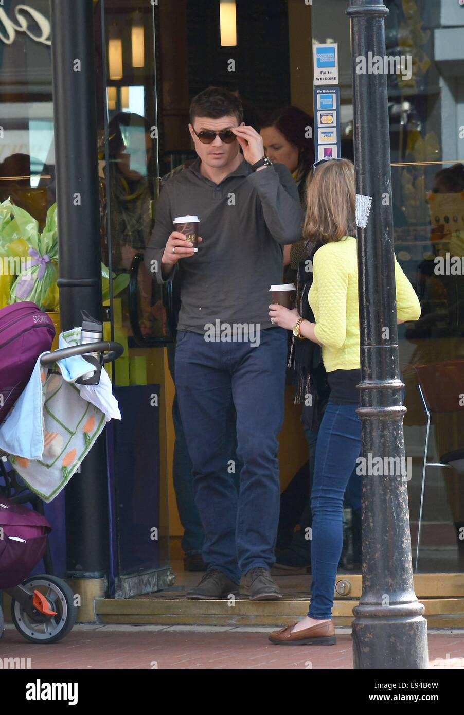 Brian O'Driscoll et épouse Amy Huberman de s'arrêter pour une étreinte et un café Butlers sur Chatham Street avant de s'asseoir à l'extérieur de l'hôtel Westbury pour profiter du soleil et de leurs boissons avant de poser dans vos autoportraits avec les fans... Avec : Brian O'Driscoll & Amy Huberman Où : Kerry, Irlande Quand : 16 Avr 2014 Banque D'Images