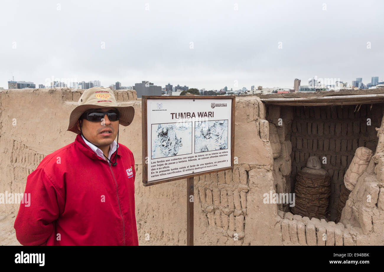 Guide local au tombeau de Wari (Tumba Wari) abritant un modèle de momie Wari et des objets trouvés à Huaca Pucllana ou Huaca Juliana, Miraflores Banque D'Images