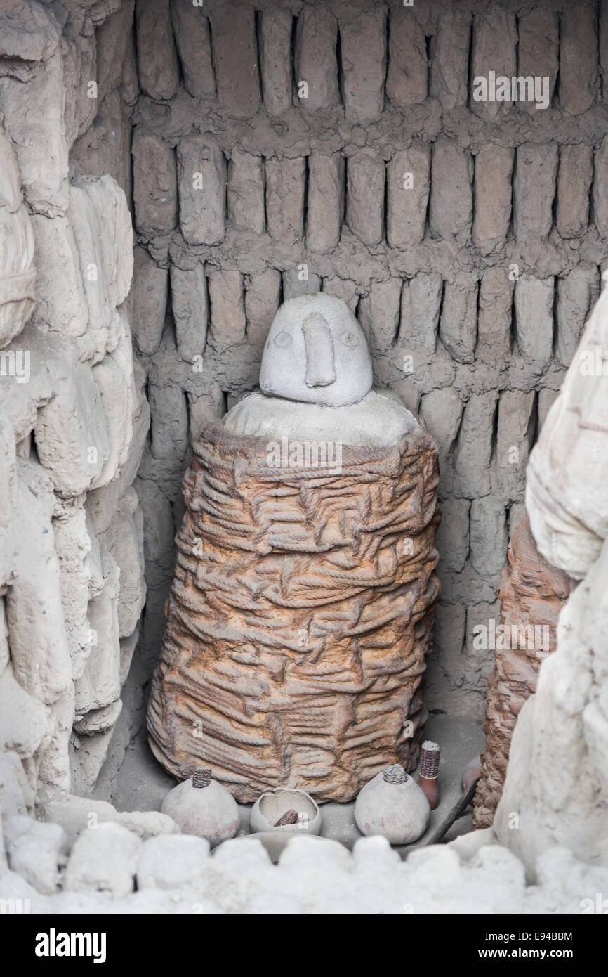 Tombeau de Wari (Tumba Wari) abritant un modèle de momie de Wari et des objets trouvés à Huaca Pucllana ou Huaca Juliana, Miraflores, Lima, Pérou Banque D'Images