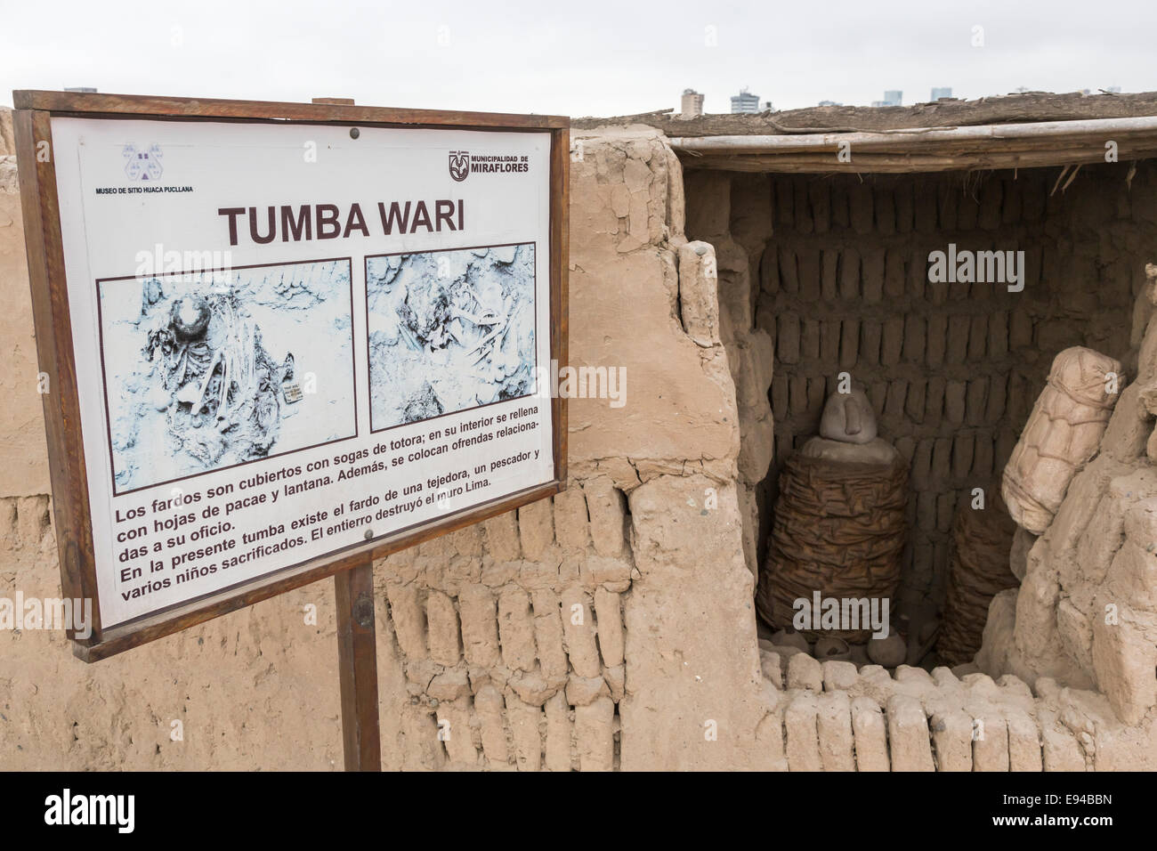 Tombeau de Wari (Tumba Wari) abritant un modèle de momie de Wari et des objets trouvés à Huaca Pucllana ou Huaca Juliana, Miraflores, Lima, Pérou Banque D'Images