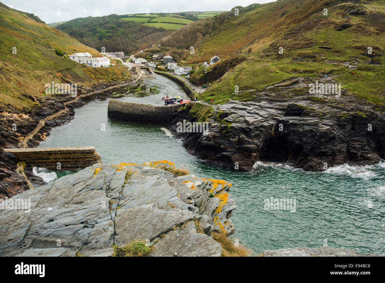 Le petit port de pêche abrité de Boscastle. Banque D'Images