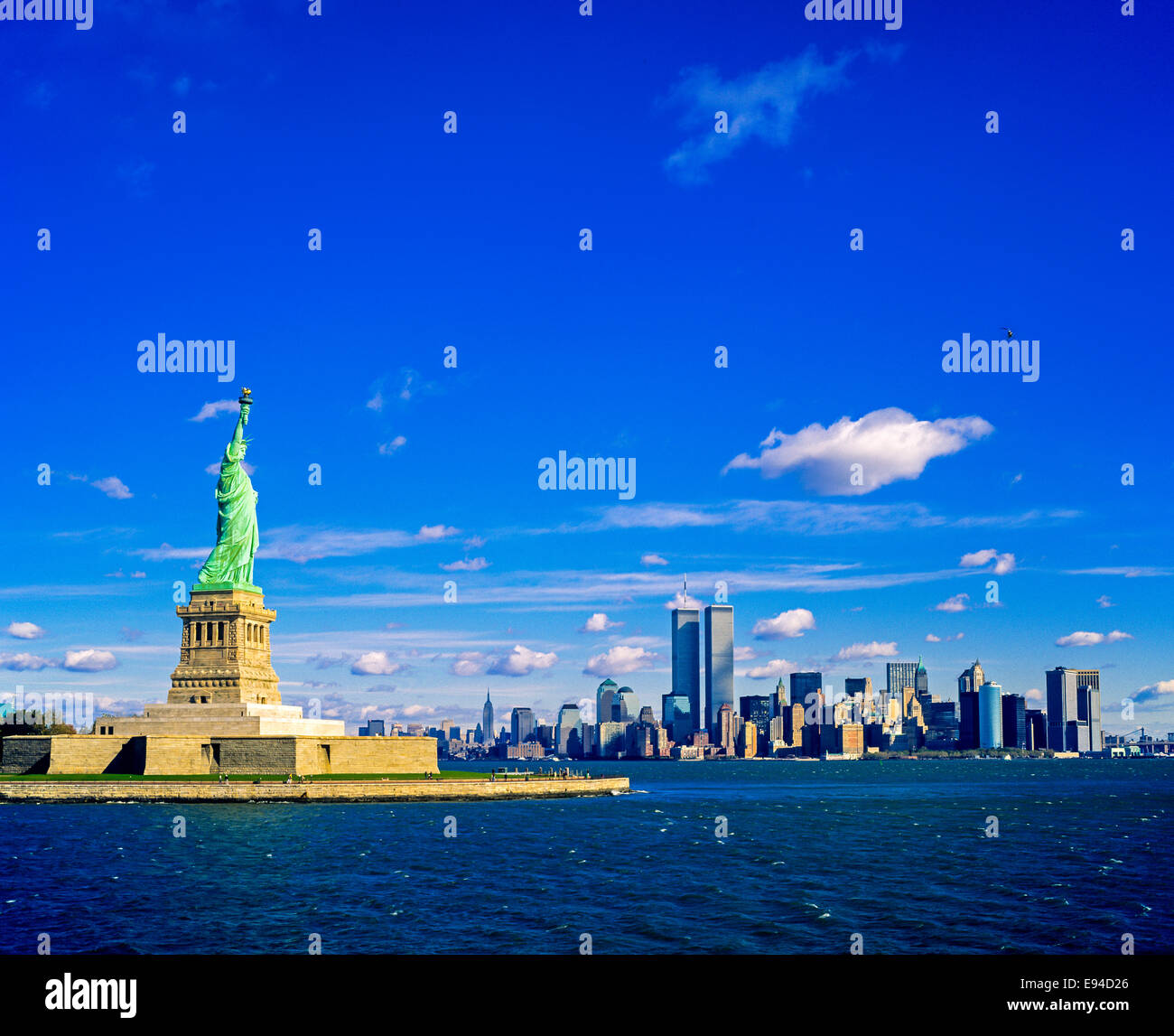 Statue de la liberté et de l'île Lower Manhattan skyline avant le 11 septembre 2001 New York City NY USA Banque D'Images