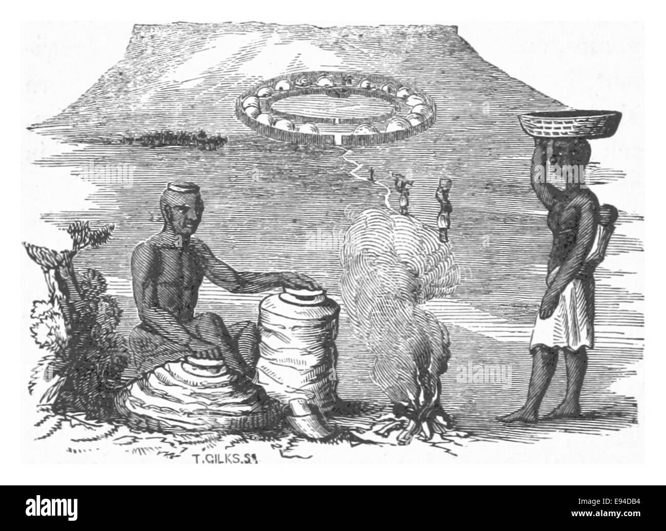 Un croquis vintage représentant un forgeron travaillant avec des soufflets, avec un kraal (village traditionnel) et table Mountain au loin. La scène met en lumière les débuts de la vie rurale sud-africaine, avec ses paysages naturels et ses occupations traditionnelles. Banque D'Images