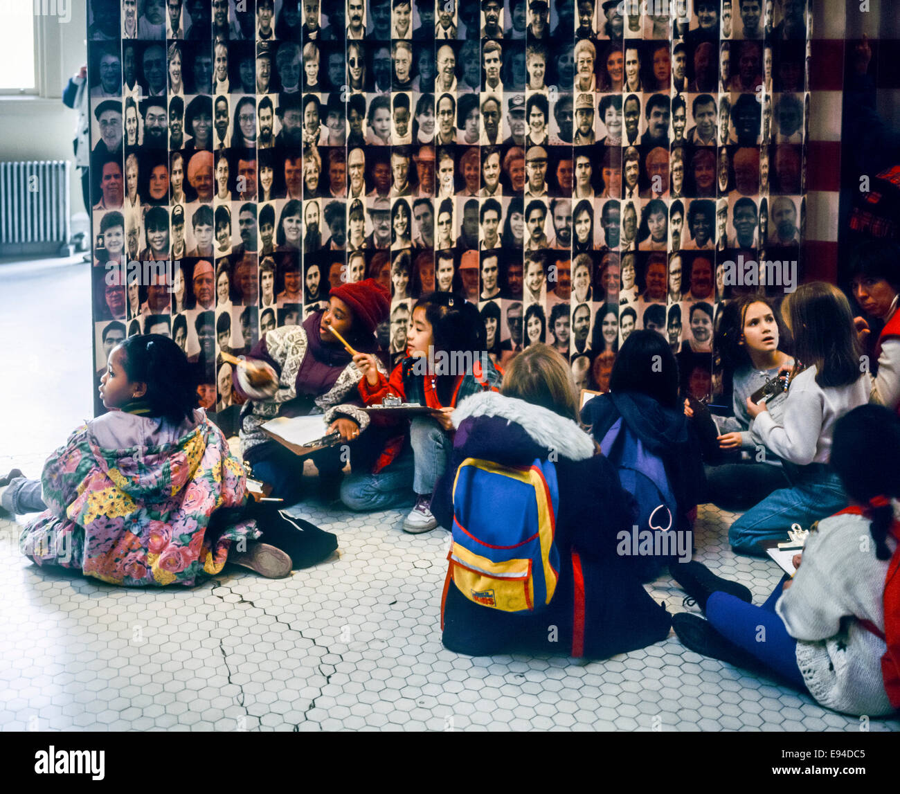 Les écoliers se rendant sur Ellis Island Immigration Museum New York NY USA Banque D'Images