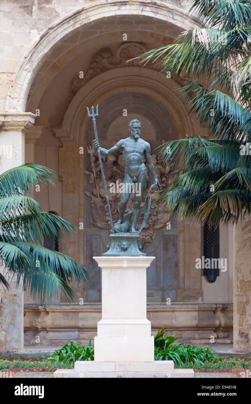 Une statue de Neptune dans la cour de Neptune dans le palais du Grand Maître, La Valette, Malte Banque D'Images