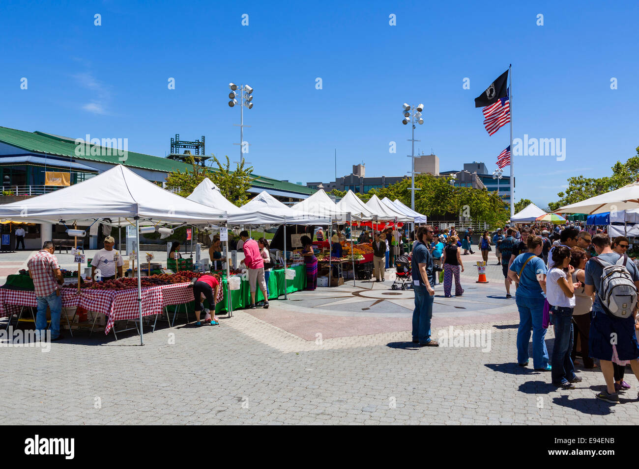 Les étals du marché le long des quais dans Jack London Square district, Oakland, Californie, USA Banque D'Images