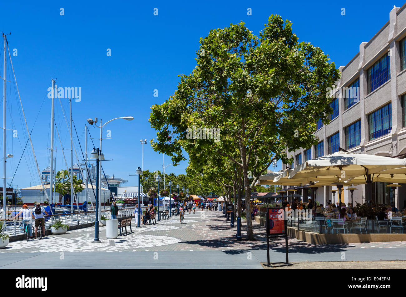 Restaurants le long du front de mer dans la région de Jack London Square, Oakland, Californie, USA Banque D'Images