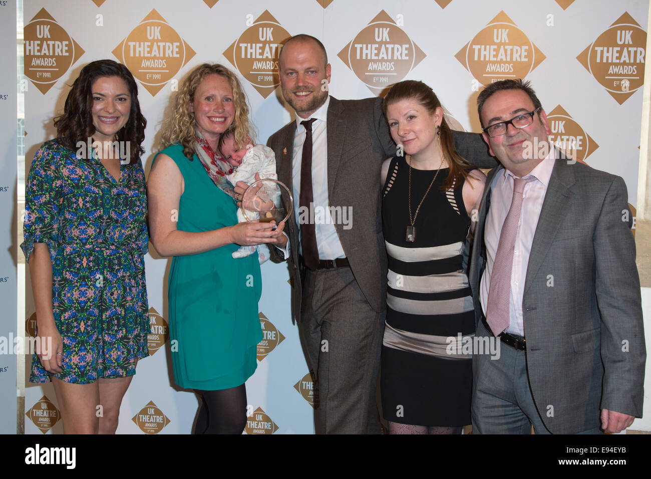 UK Theatre Awards 2014, l'équipe de création du spectacle 'dragon', meilleur spectacle pour les enfants et les jeunes prix avec Jennifer Dinoia Banque D'Images