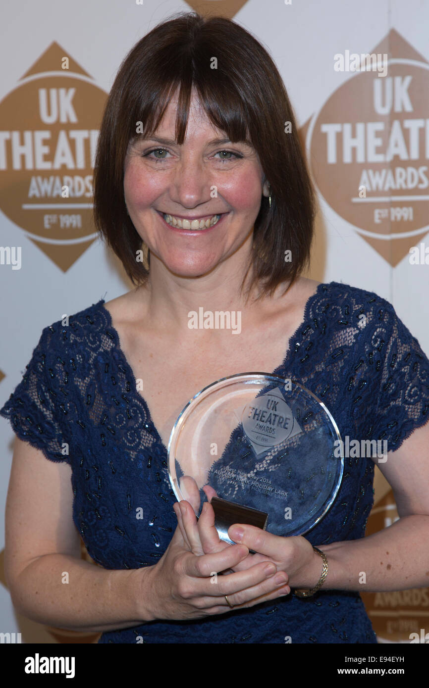 UK Theatre Awards 2014, Deborah McAndrew, écrivain, lauréat du prix de la meilleure nouvelle pièce avec Savannah Stevenson Banque D'Images