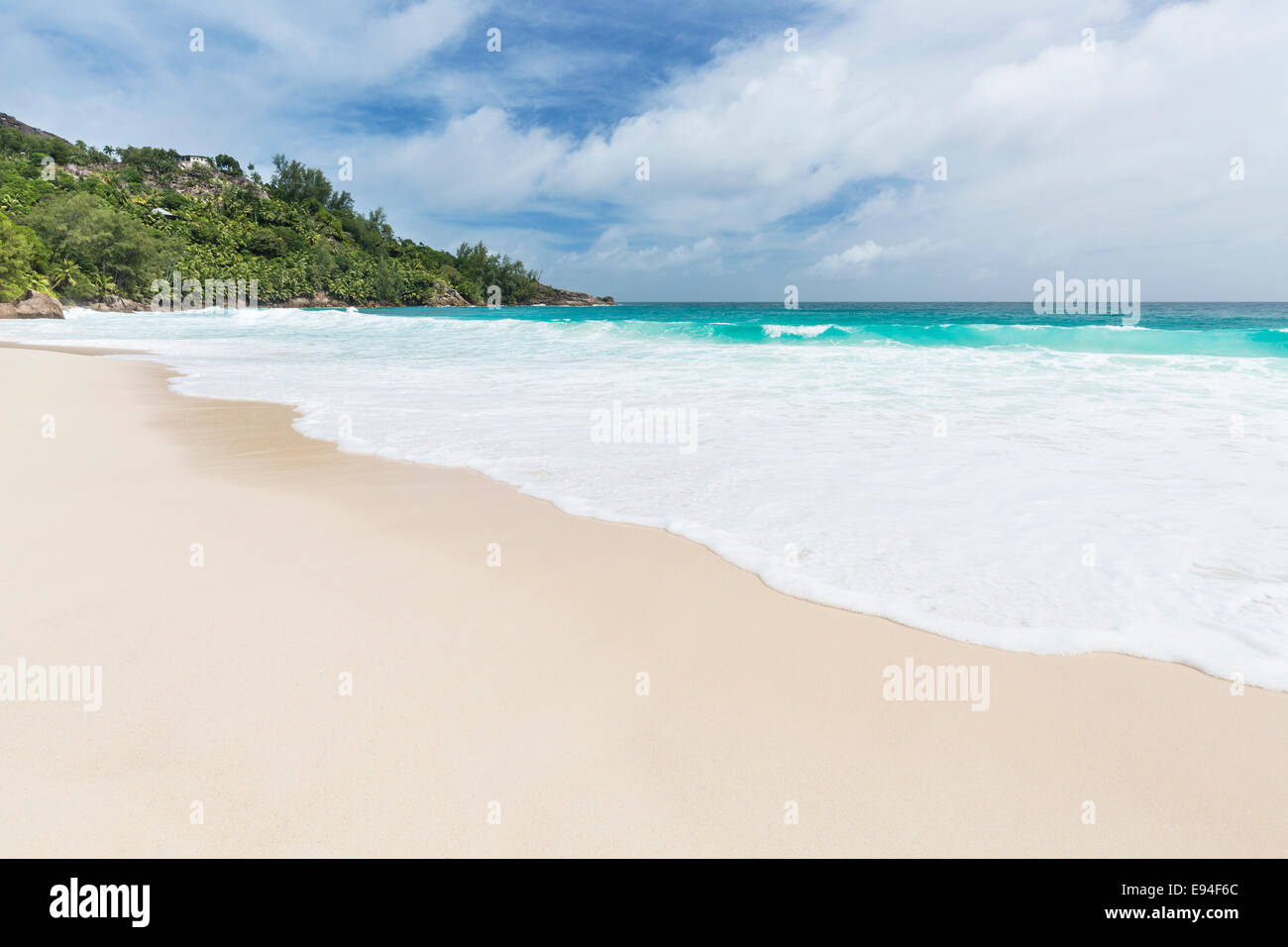 Belle Anse Intendance dans le sud de Mahe, Seychelles avec de grandes vagues Banque D'Images