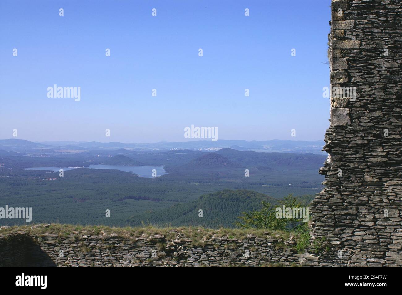 Vue depuis les ruines du château gothique Bezdez - Czech National Monument Banque D'Images