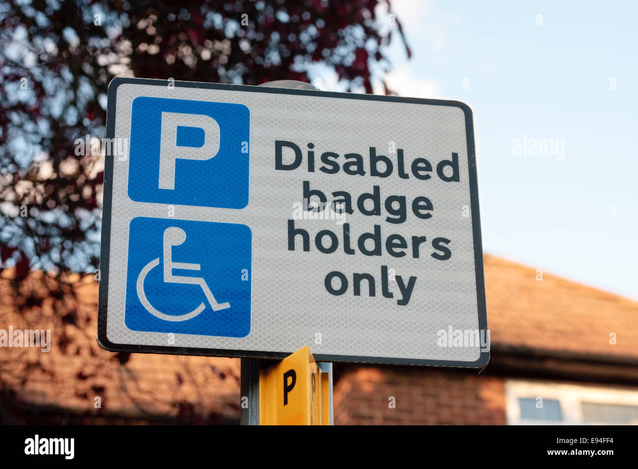 Parking gratuit uniquement pour les personnes à mobilité-badges sign Banque D'Images