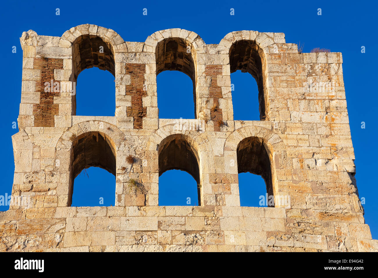 Odéon d'Hérode Atticus à Athènes en Grèce contre un ciel bleu Banque D'Images