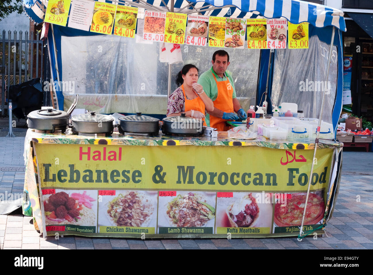 La rue marocaine et libanaise food avec l'homme et la femme à Tachbrook Street Market. Pimlico, Londres, UK Banque D'Images