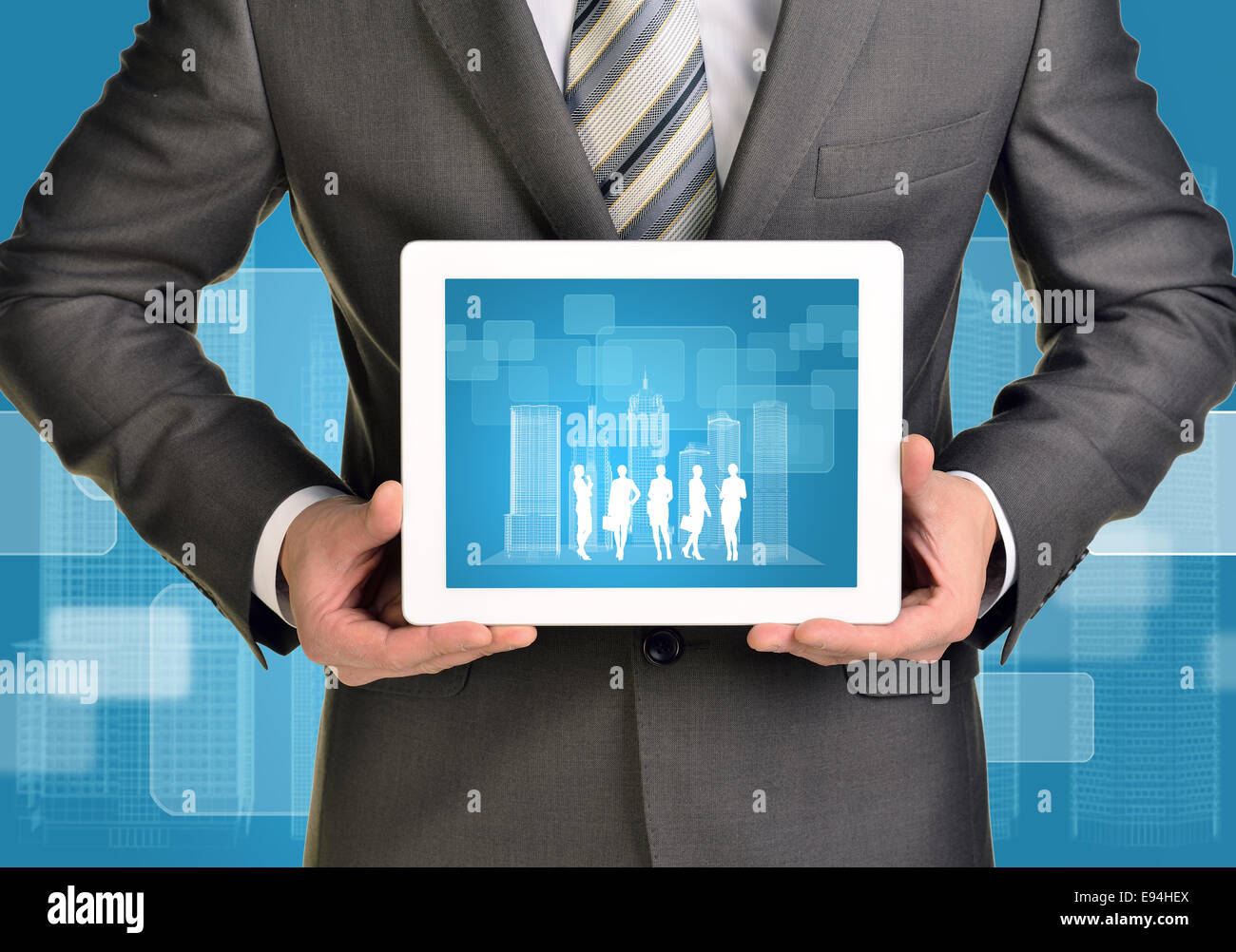 Les mains de l'homme à l'aide de tablet pc avec des bâtiments en fil de fer et les silhouettes sur écran Banque D'Images Les mains de l'homme à l'aide de tablet pc avec des bâtiments en fil de fer et les silhouettes sur écran Banque D'Images