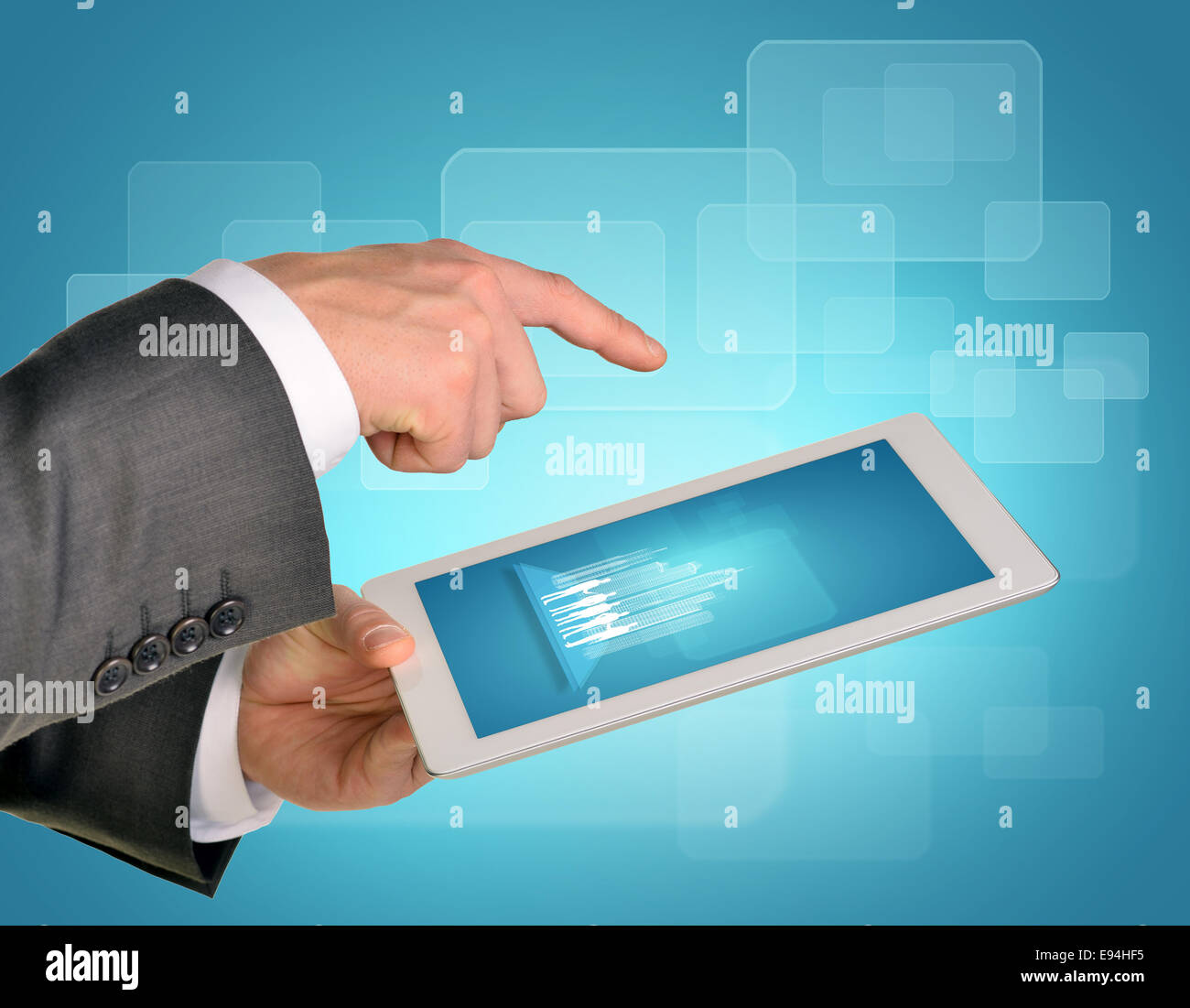 Les mains de l'homme à l'aide de tablet pc avec des bâtiments en fil de fer et les silhouettes sur écran Banque D'Images Les mains de l'homme à l'aide de tablet pc avec des bâtiments en fil de fer et les silhouettes sur écran Banque D'Images
