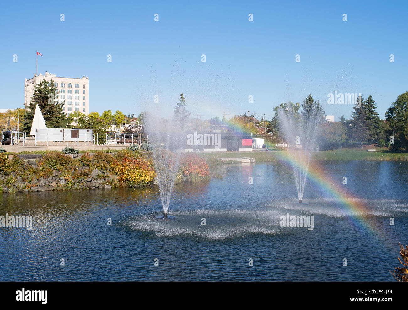 Parc au bord de l'eau fontaines victoire avec 'Rainbow' effet, Thunder Bay, Ontario, Canada Banque D'Images