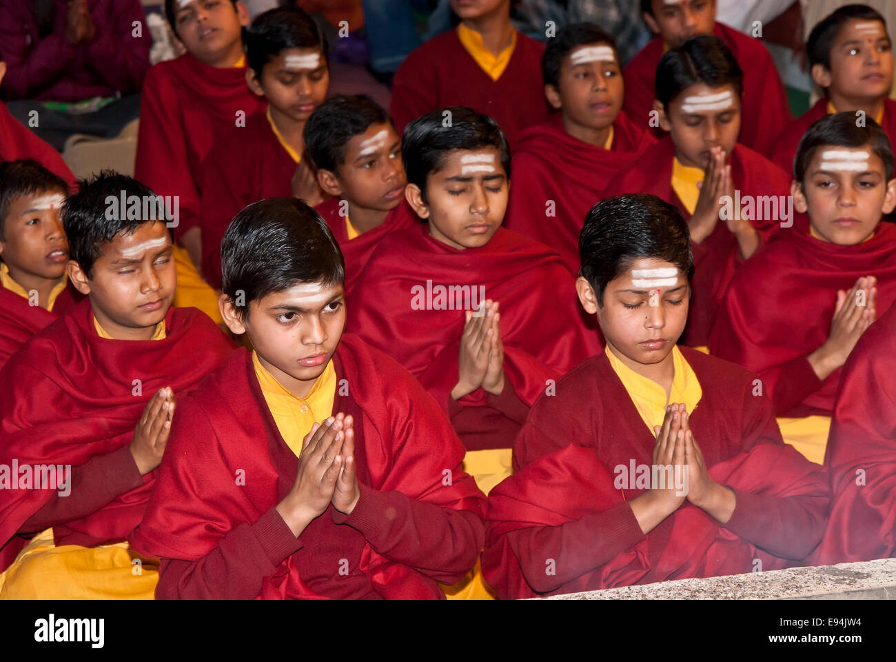 Jeunes moines prier durant une cérémonie religieuse, de l'Inde Banque D'Images