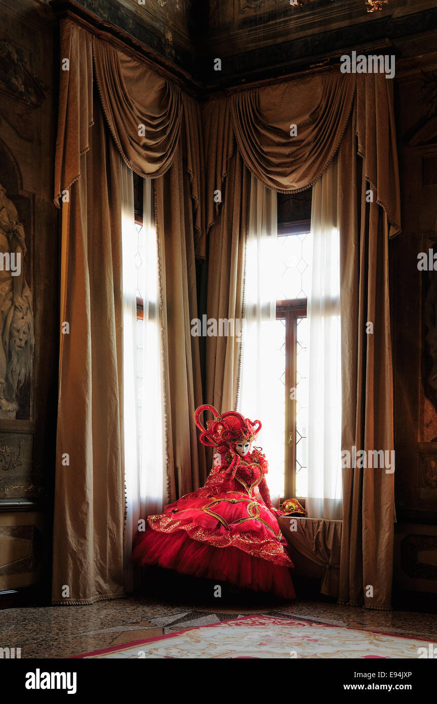 Carnaval Venise 2012. Un carnaval costumé modèle dans l'ancienne salle de bal d'un palais vénitien, désormais un hôtel. Banque D'Images