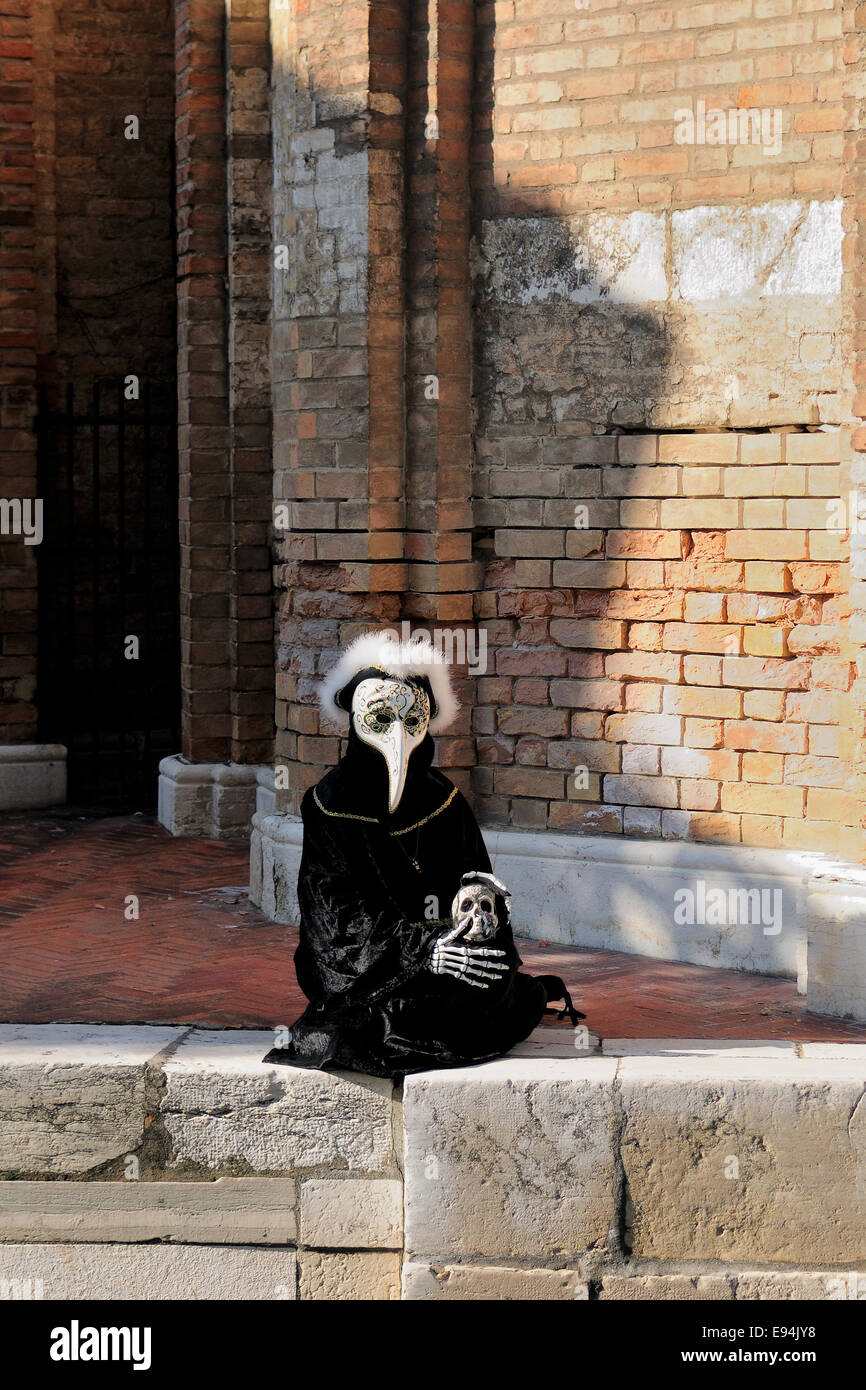 Carnaval de Venise. Le costume du médecin de la peste se compose d'un pardessus noir Longueur de la cheville et/ou robe faite de tissu épais. Banque D'Images