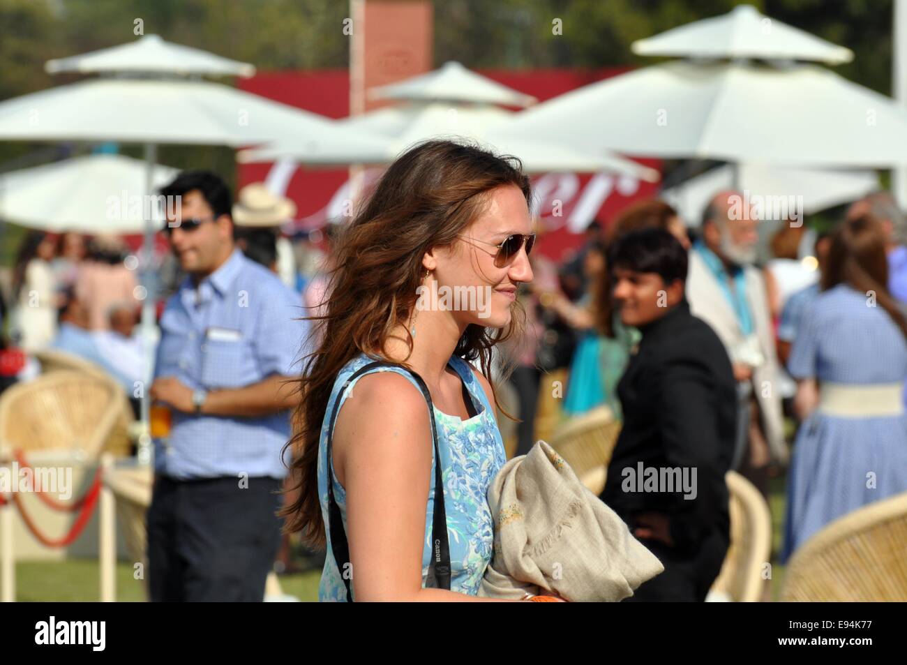 Une jeune femme portant des lunettes de soleil en se promenant dans un  match de polo garden party à Delhi, Inde Photo Stock - Alamy