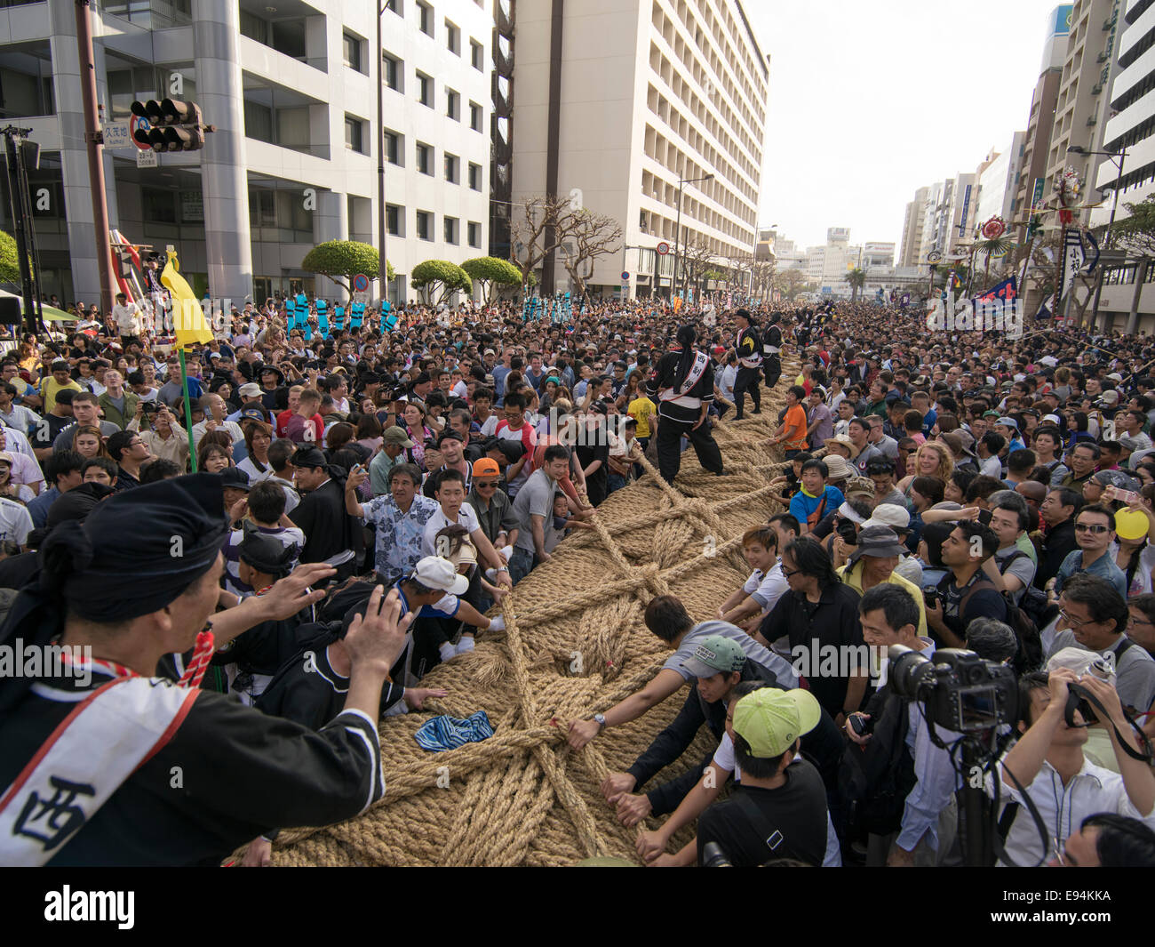 La ville de Naha, Japon. 19 Oct, 2014. La conduite de la foule pour tirer sur le plus gros remorqueur de la guerre. La ville de Naha, Okinawa, Japon. Crédit : Chris Wilson/Alamy Live News Banque D'Images